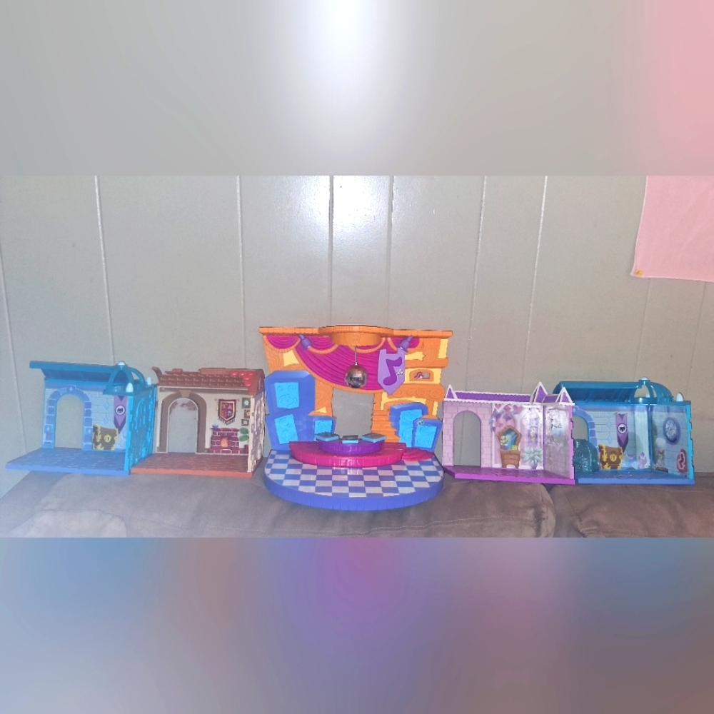 Animal Jam Playsets Castles/Dance Party Playset Lot Of 4